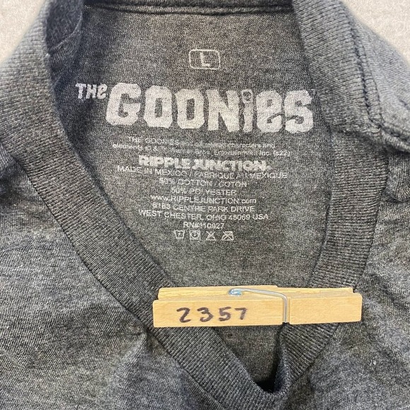 The Goonies Never Say Die Tee Thrifted Vintage Style Size L - Picture 10 of 10